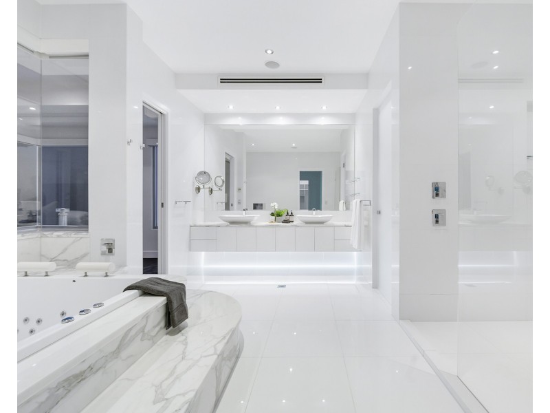 38 Knightsbridge Parade West, Sovereign Islands QLD 4216