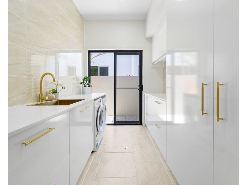 54 King Charles Drive, Sovereign Islands QLD 4216