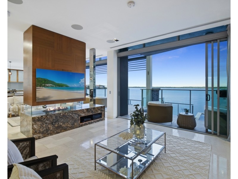 24/2 Ephraim Island Parade, Paradise Point QLD 4216