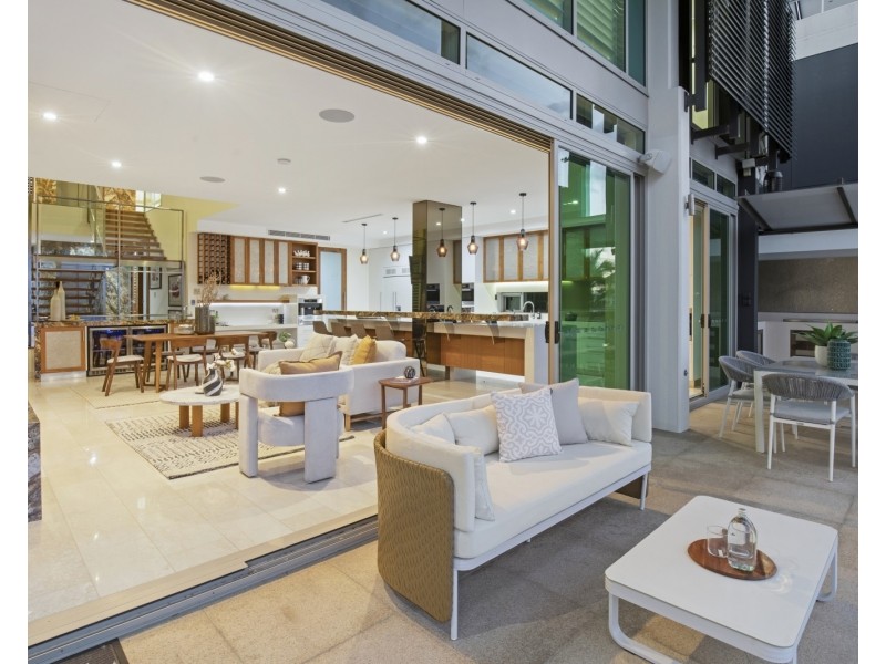 24/2 Ephraim Island Parade, Paradise Point QLD 4216