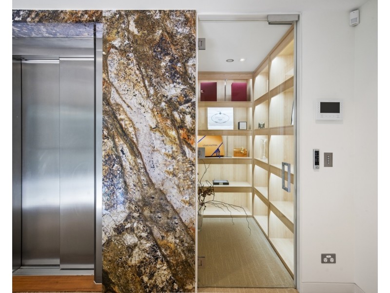 24/2 Ephraim Island Parade, Paradise Point QLD 4216