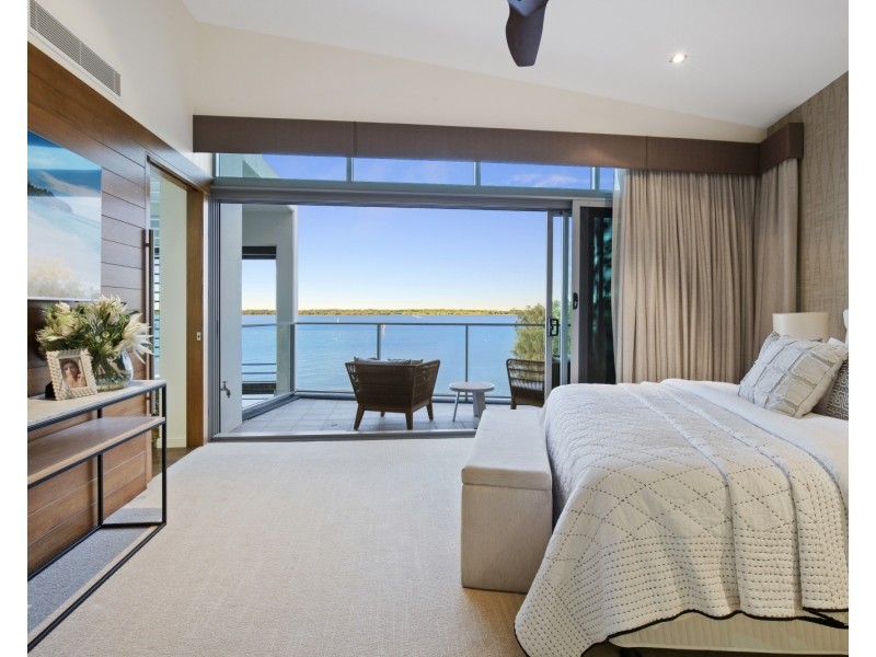 24/2 Ephraim Island Parade, Paradise Point QLD 4216