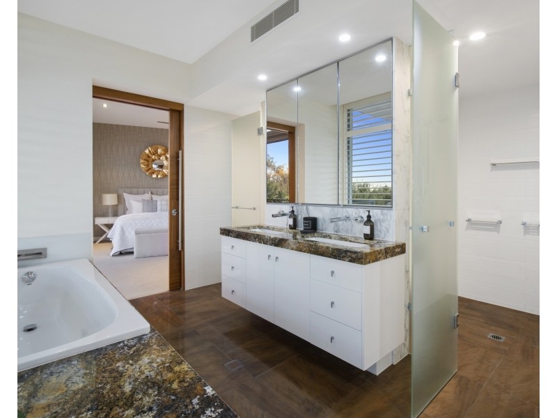 24/2 Ephraim Island Parade, Paradise Point QLD 4216