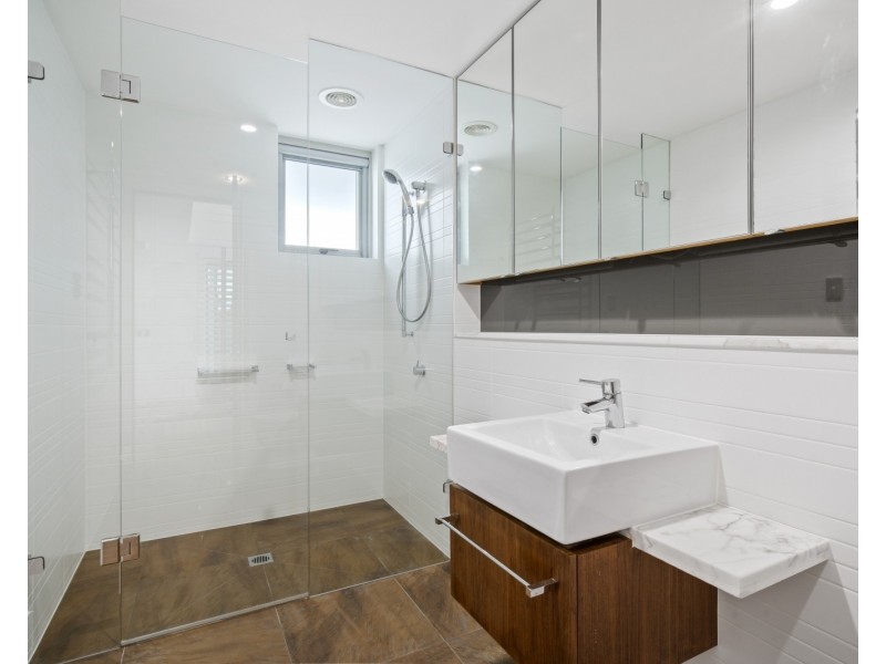 24/2 Ephraim Island Parade, Paradise Point QLD 4216