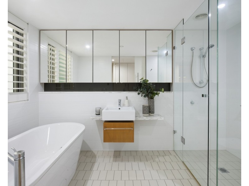 24/2 Ephraim Island Parade, Paradise Point QLD 4216