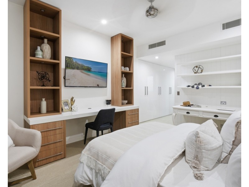 24/2 Ephraim Island Parade, Paradise Point QLD 4216