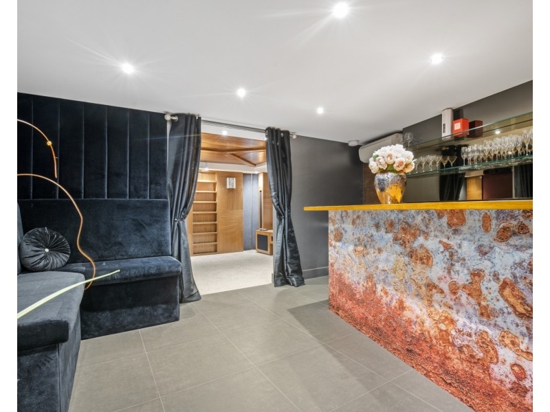 24/2 Ephraim Island Parade, Paradise Point QLD 4216