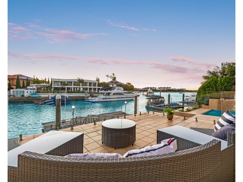 8 King James Court, Sovereign Islands QLD 4216