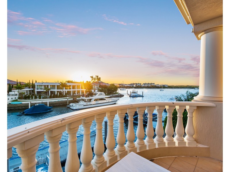 8 King James Court, Sovereign Islands QLD 4216