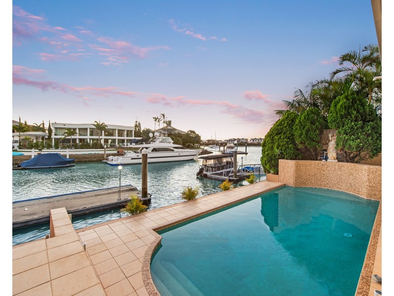 8 King James Court, Sovereign Islands QLD 4216