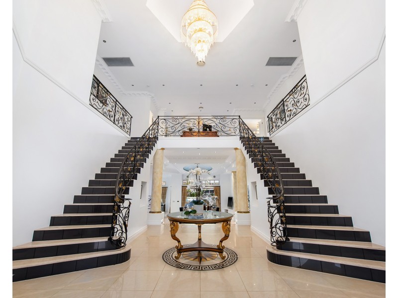 8 King James Court, Sovereign Islands QLD 4216