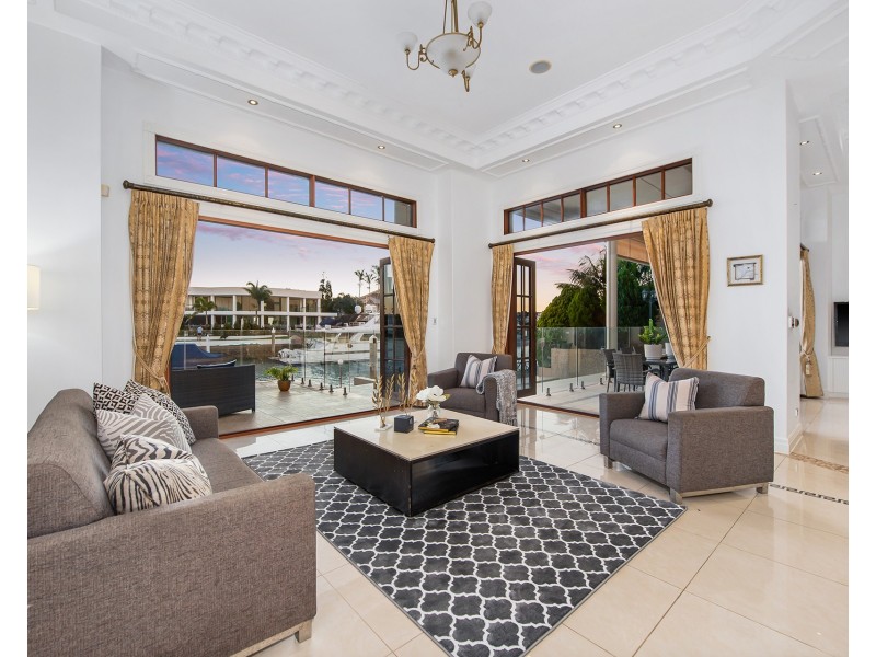 8 King James Court, Sovereign Islands QLD 4216