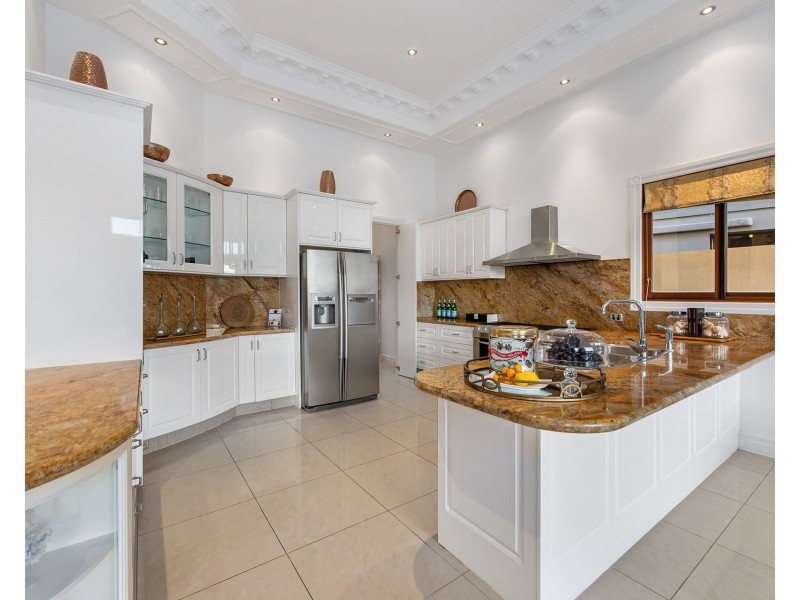 8 King James Court, Sovereign Islands QLD 4216
