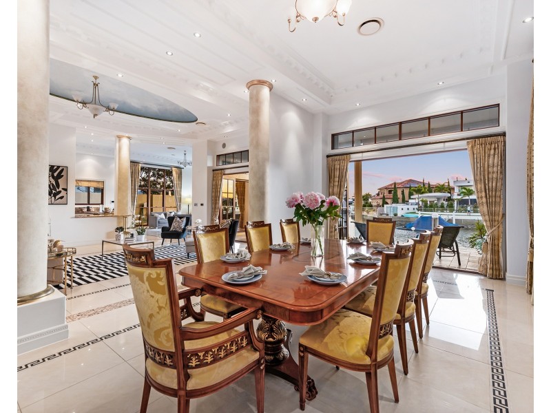 8 King James Court, Sovereign Islands QLD 4216