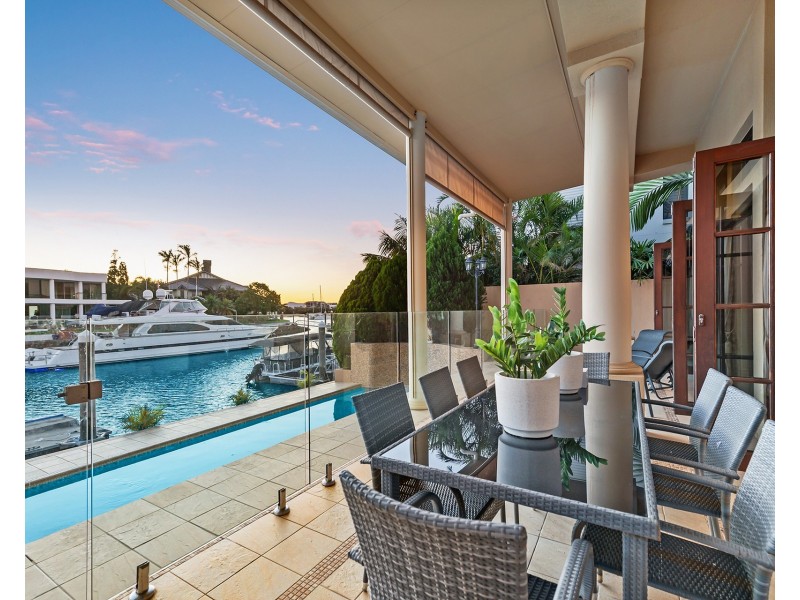 8 King James Court, Sovereign Islands QLD 4216
