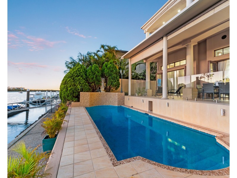 8 King James Court, Sovereign Islands QLD 4216