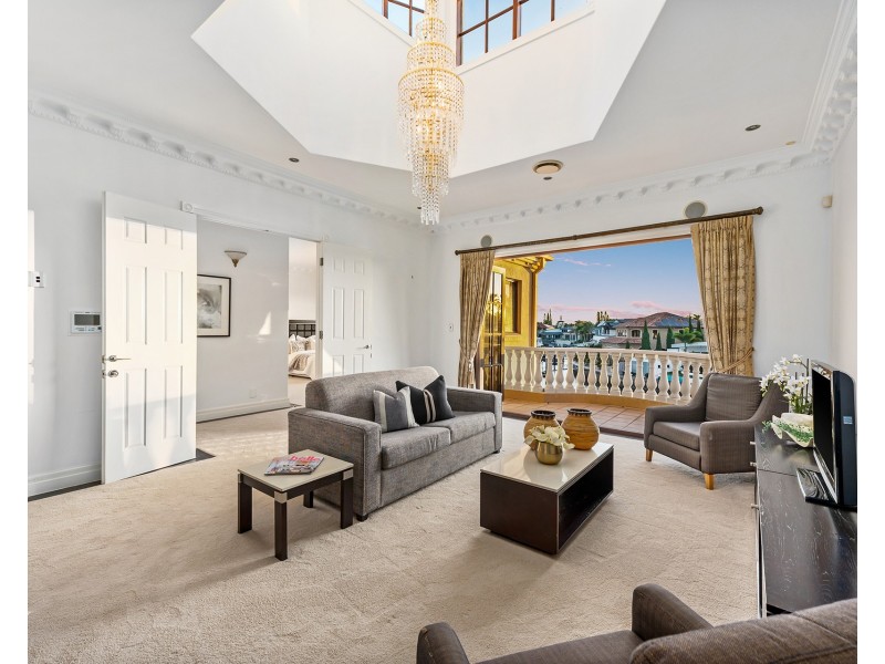 8 King James Court, Sovereign Islands QLD 4216