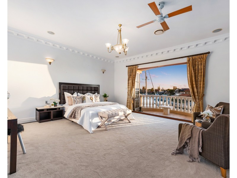 8 King James Court, Sovereign Islands QLD 4216