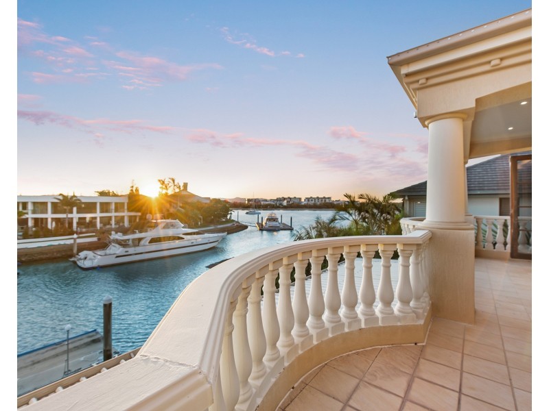 8 King James Court, Sovereign Islands QLD 4216