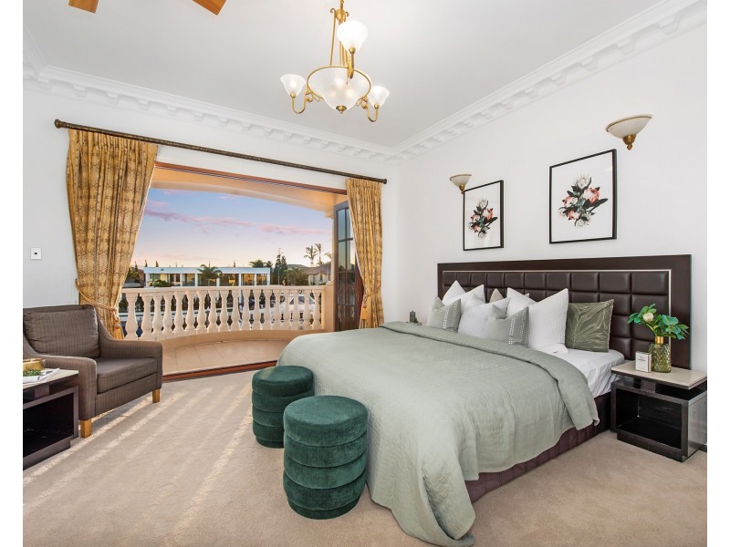 8 King James Court, Sovereign Islands QLD 4216