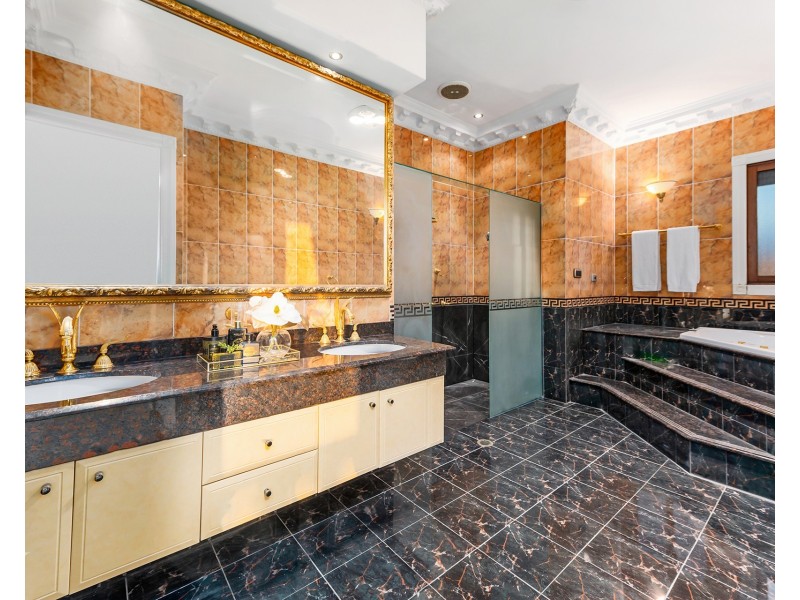 8 King James Court, Sovereign Islands QLD 4216