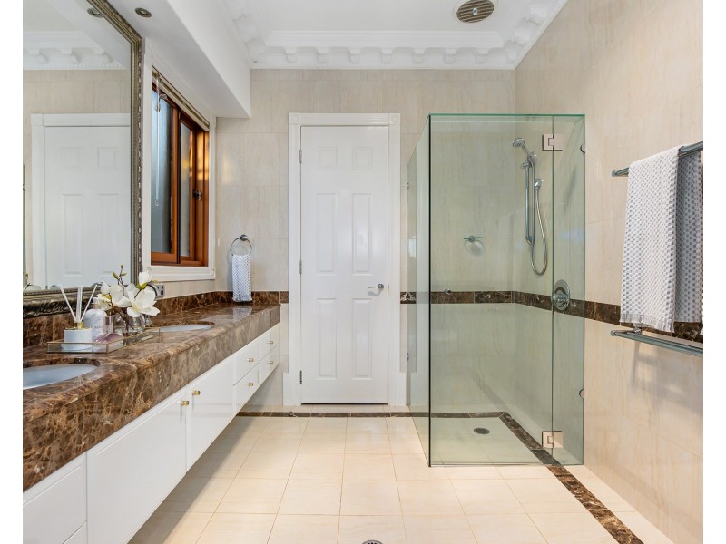 8 King James Court, Sovereign Islands QLD 4216