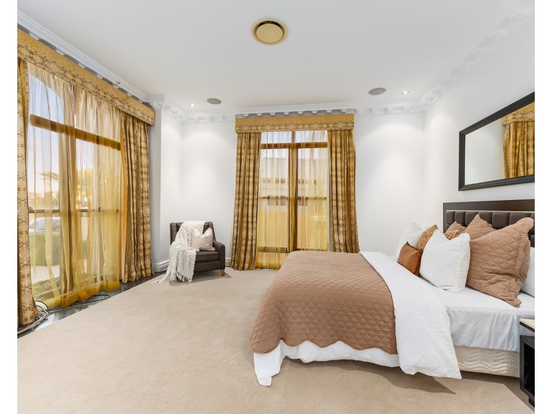 8 King James Court, Sovereign Islands QLD 4216