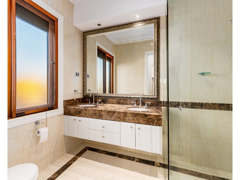 8 King James Court, Sovereign Islands QLD 4216