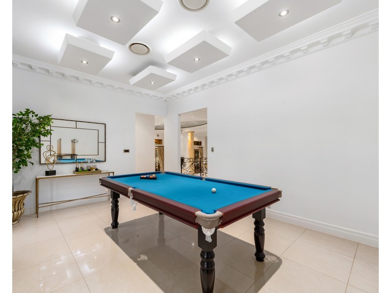 8 King James Court, Sovereign Islands QLD 4216