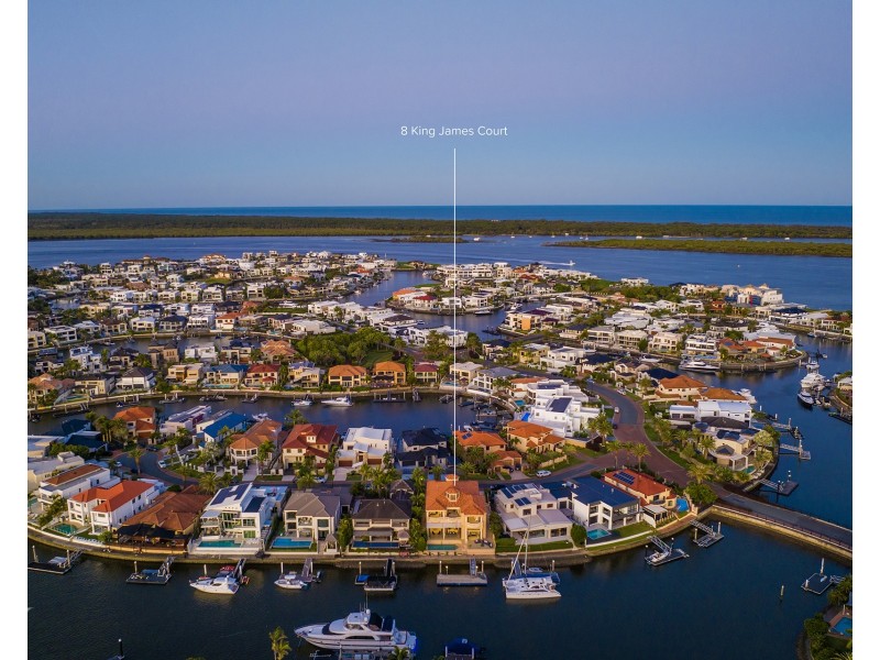 8 King James Court, Sovereign Islands QLD 4216
