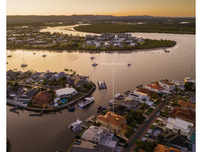 8 King James Court, Sovereign Islands QLD 4216