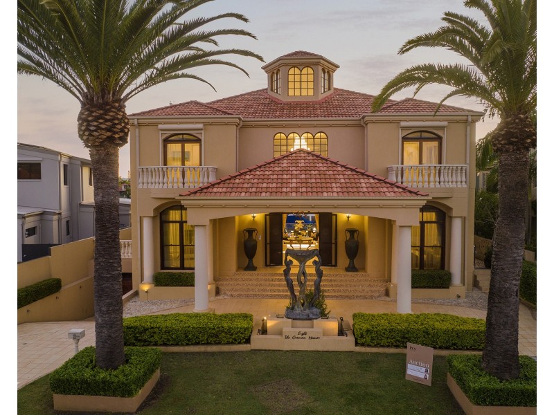 8 King James Court, Sovereign Islands QLD 4216