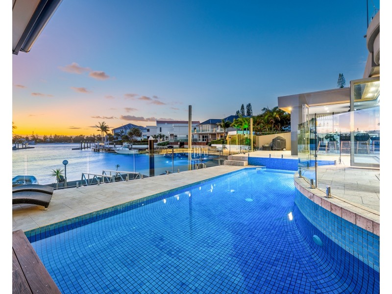 19 Brittanic Crescent, Sovereign Islands QLD 4216