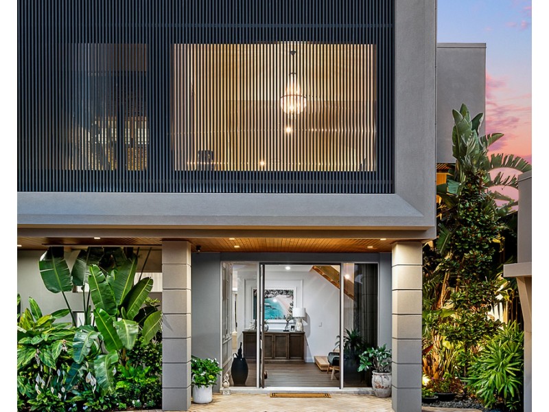 19 Brittanic Crescent, Sovereign Islands QLD 4216