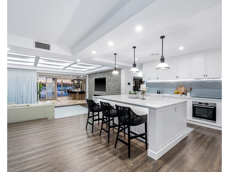 19 Brittanic Crescent, Sovereign Islands QLD 4216