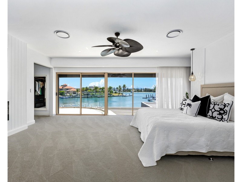 19 Brittanic Crescent, Sovereign Islands QLD 4216