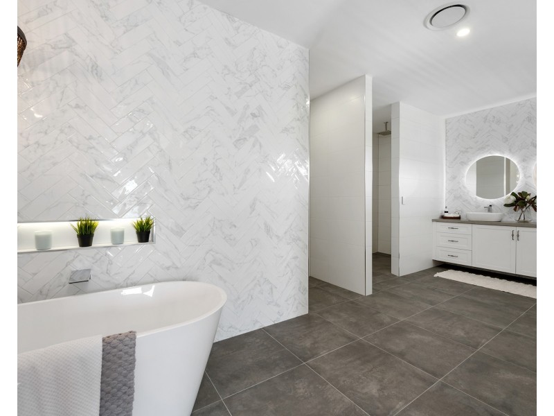 19 Brittanic Crescent, Sovereign Islands QLD 4216