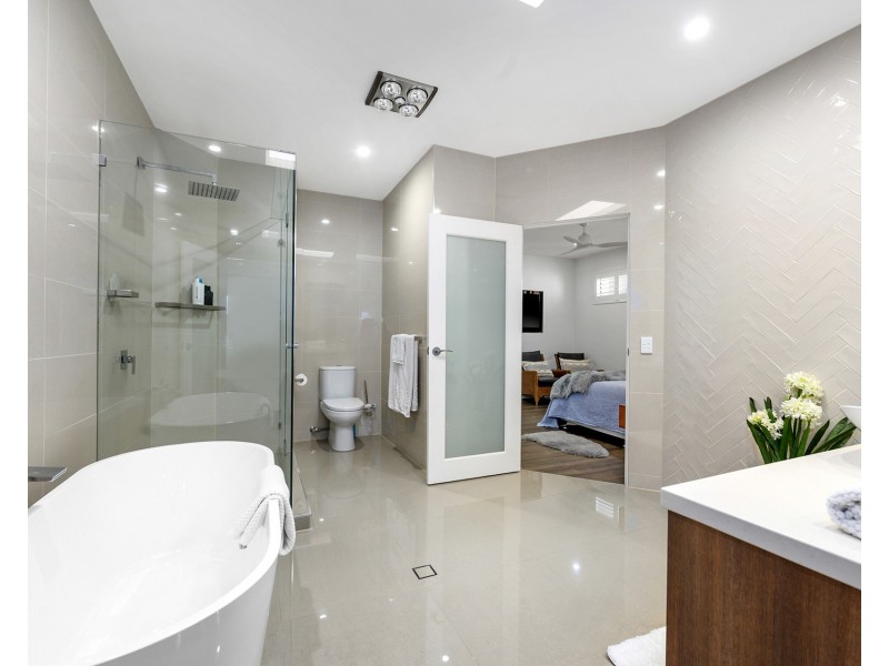 19 Brittanic Crescent, Sovereign Islands QLD 4216