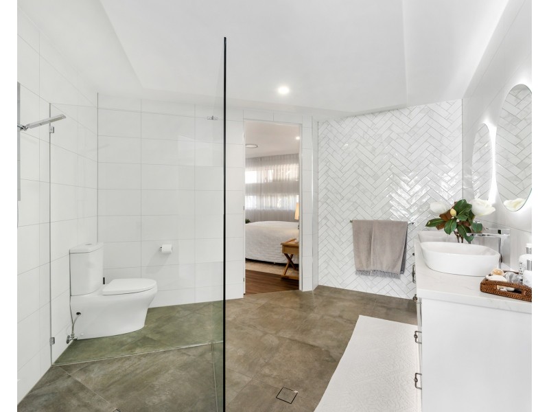 19 Brittanic Crescent, Sovereign Islands QLD 4216