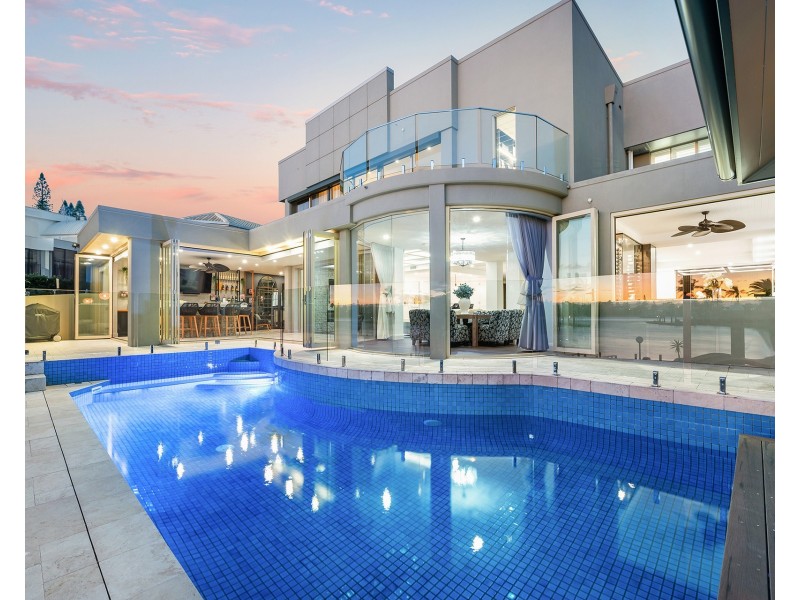 19 Brittanic Crescent, Sovereign Islands QLD 4216