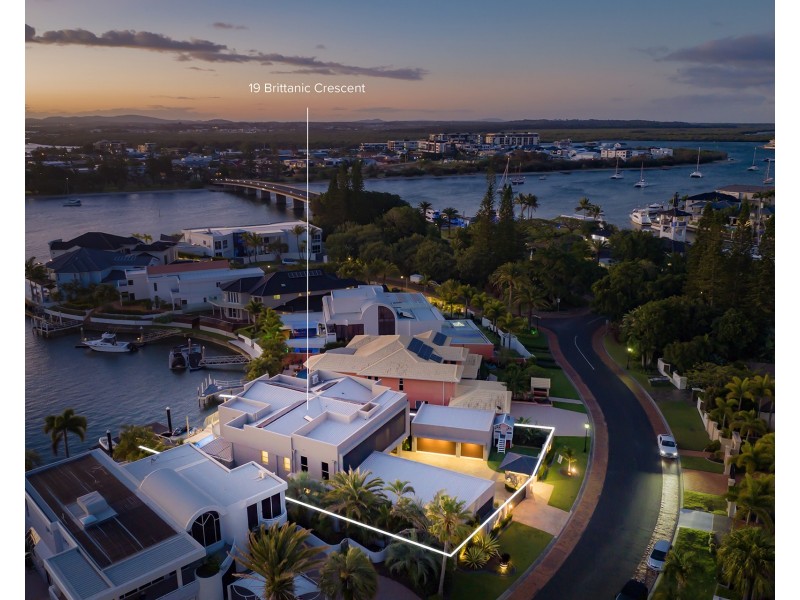19 Brittanic Crescent, Sovereign Islands QLD 4216