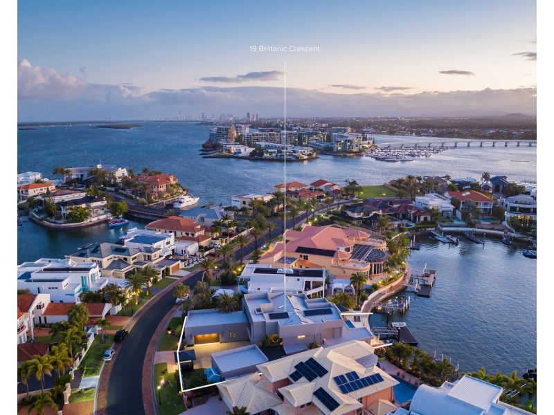 19 Brittanic Crescent, Sovereign Islands QLD 4216