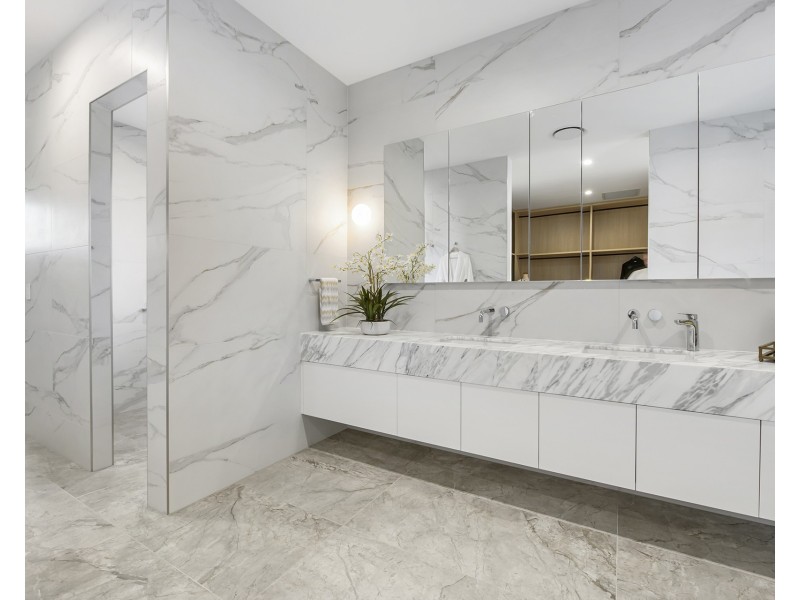 51 Knightsbridge Parade East, Sovereign Islands QLD 4216