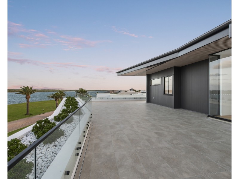 51 Knightsbridge Parade East, Sovereign Islands QLD 4216