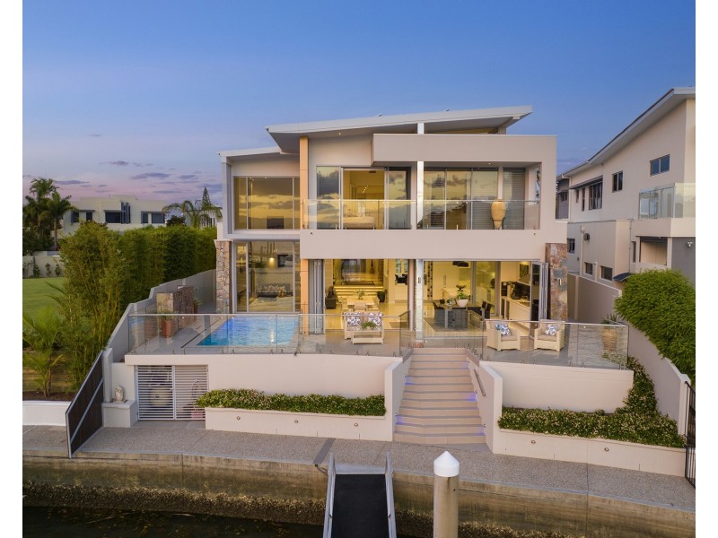 4 Hampton Court, Sovereign Islands QLD 4216