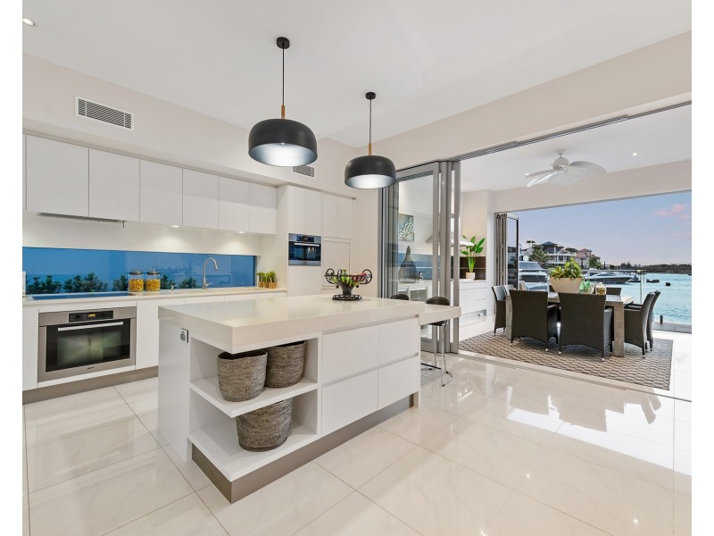 4 Hampton Court, Sovereign Islands QLD 4216