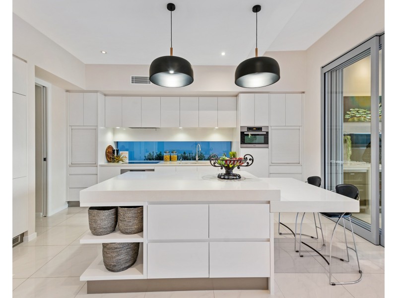 4 Hampton Court, Sovereign Islands QLD 4216