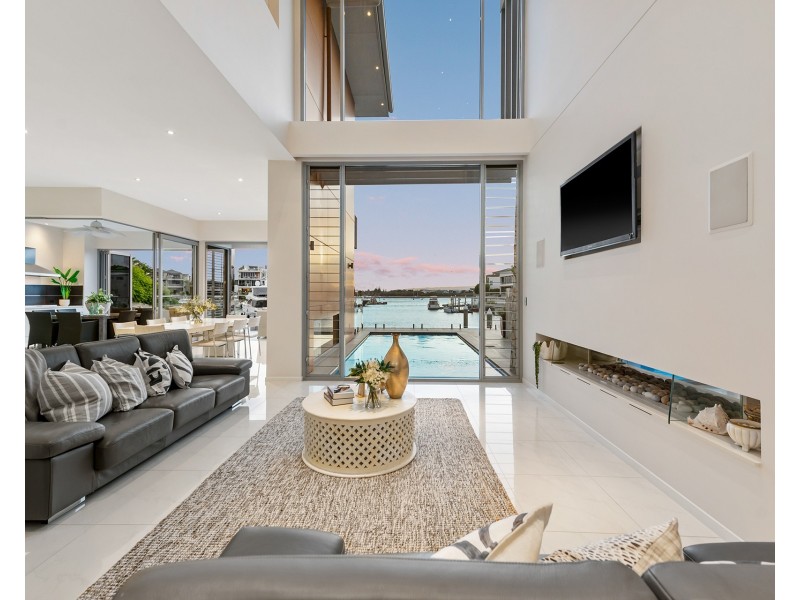 4 Hampton Court, Sovereign Islands QLD 4216