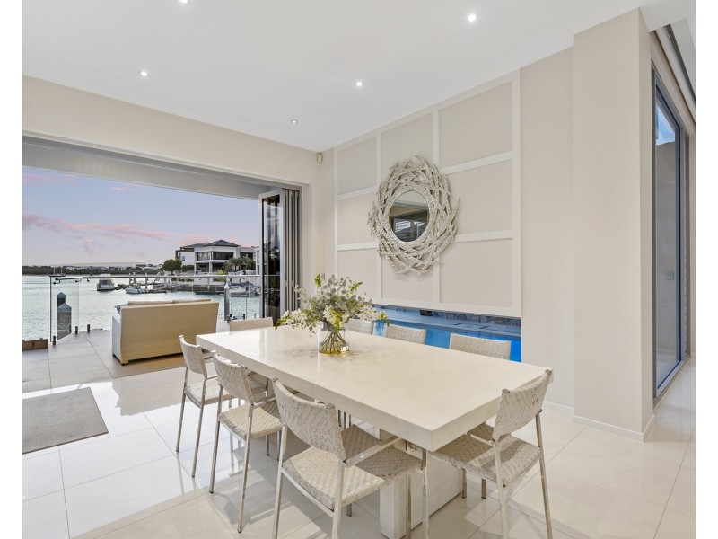 4 Hampton Court, Sovereign Islands QLD 4216