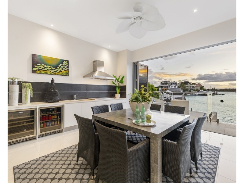 4 Hampton Court, Sovereign Islands QLD 4216